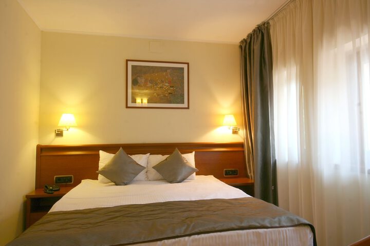 Room 9 of 34