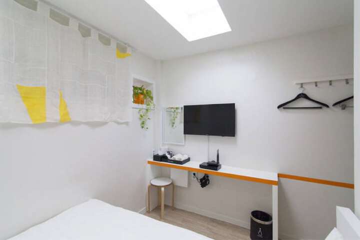 Room 8 of 60
