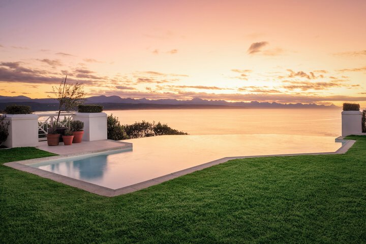 Hotel with Pool
