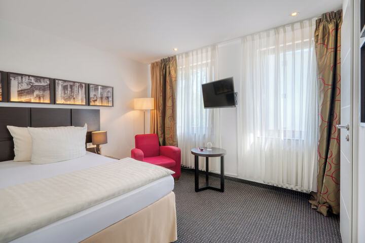 Room 12 of 38