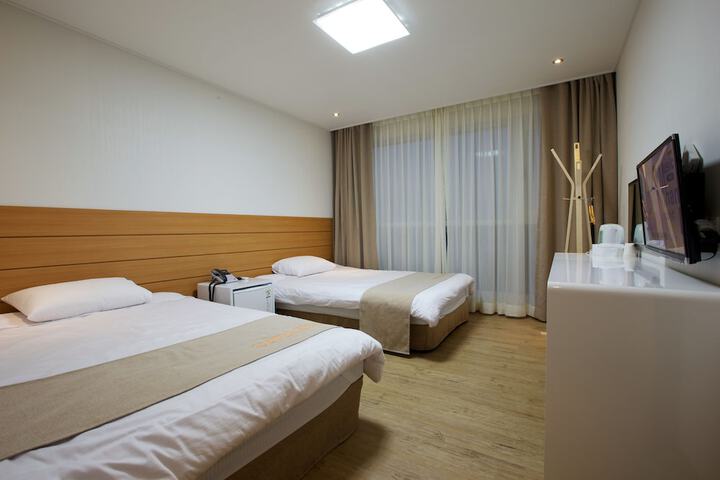 Room 6 of 18