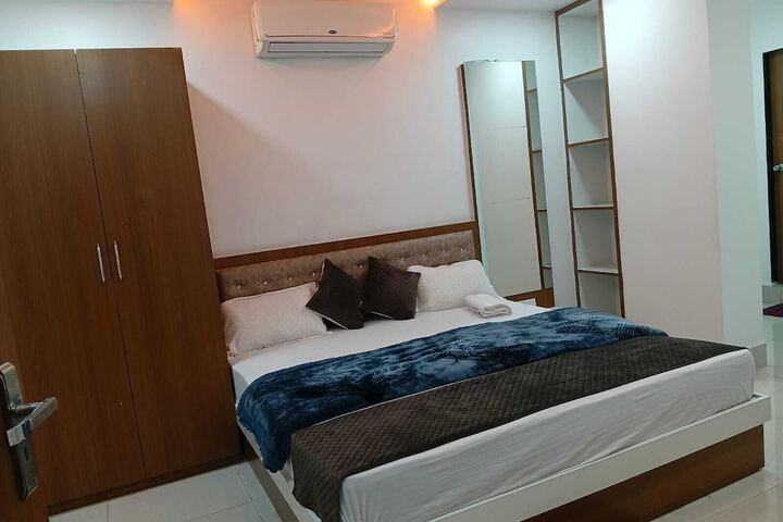 Room 9 of 32