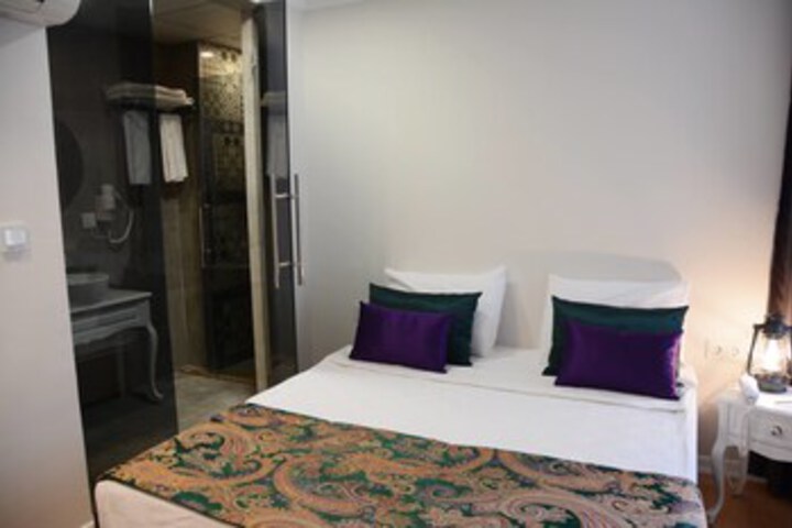 Room 11 of 18