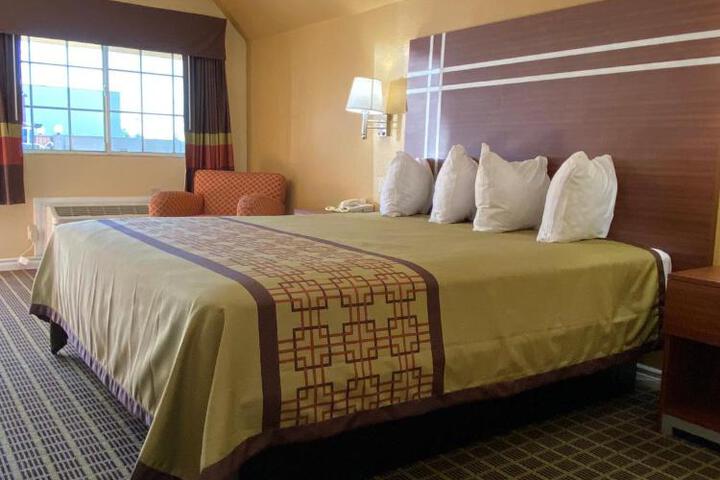 1 King Bed (12 of 13)