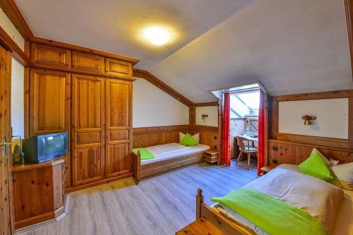 Room 4 of 16
