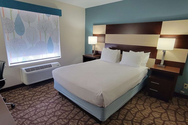 2 Queen Beds High Speed Internet Accessible Microwave and Refrigerator, Coffee Maker Iron and Ironing Board Hairdryer Full Breakfast (6 of 15)