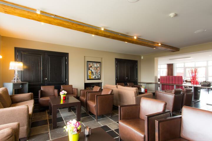 Lounge 31 of 40