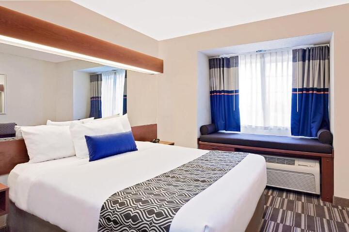 1 Queen Bed Mobility Hearing Accessible Room Roll in Shower (14 of 18)