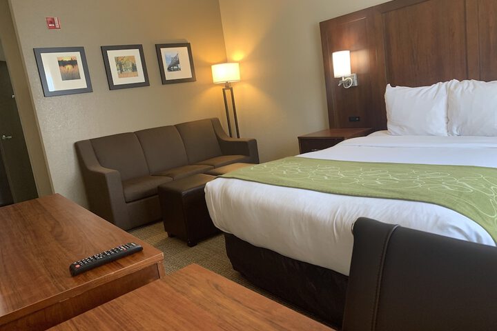 1 Queen Bed Suite Accessible (21 of 24)
