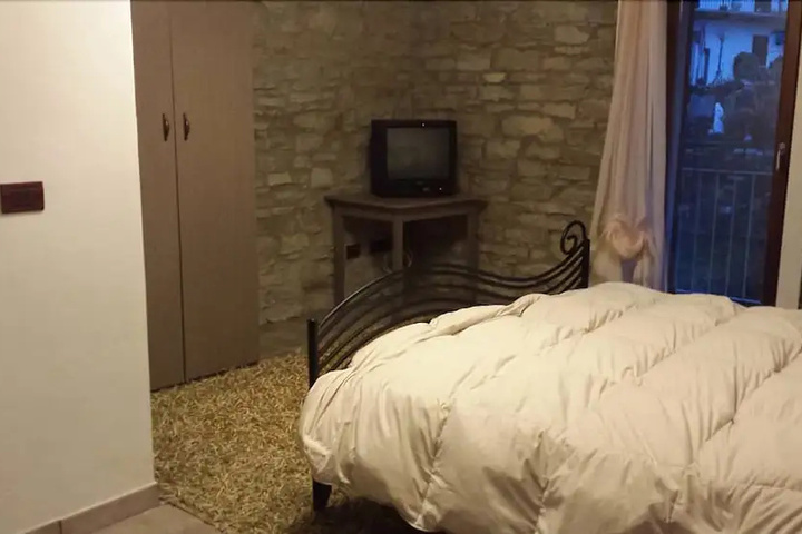 Room 2 of 9