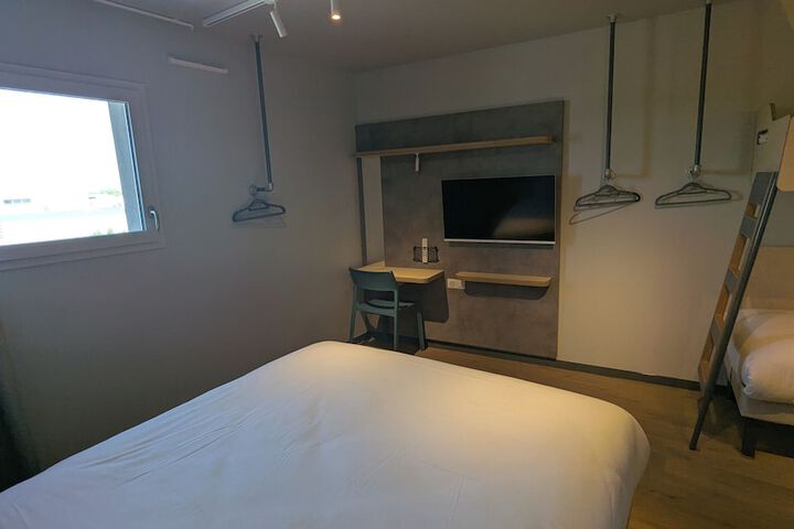Room 3 of 77