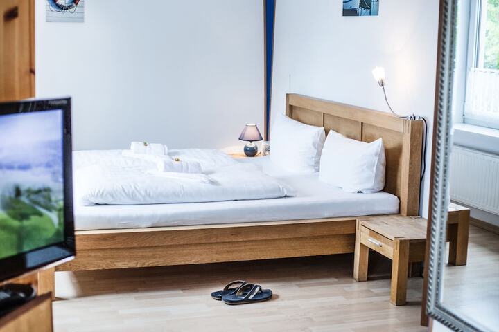 Room 3 of 95