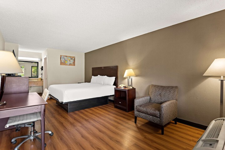 1 King Bed (4 of 10)