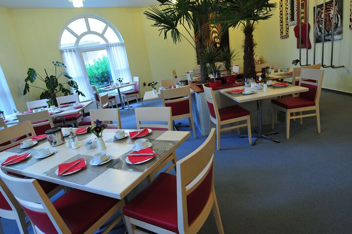 Dining 36 of 58