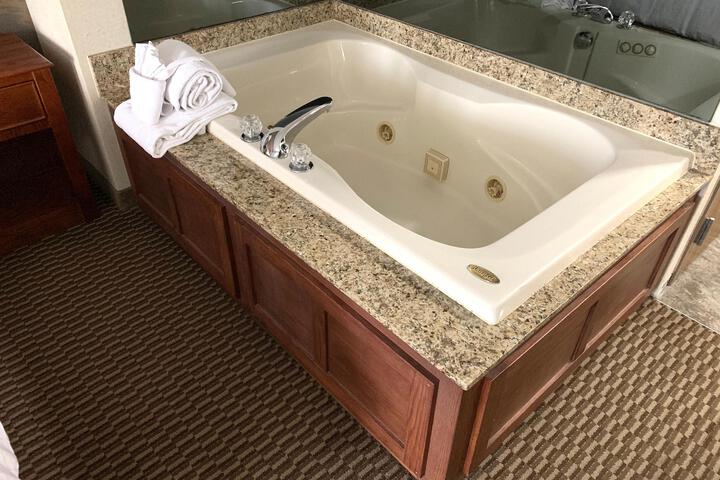 Leisure King Bed (3 of 10)