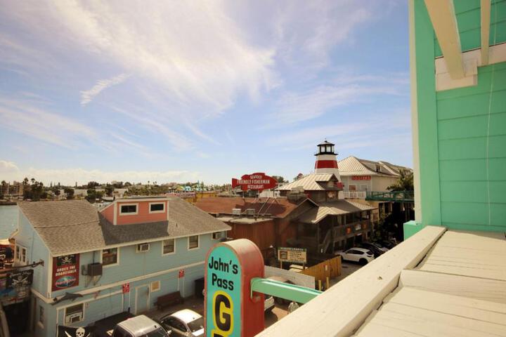 Johns Pass Hotel & Condo's in Madeira Beach, FL