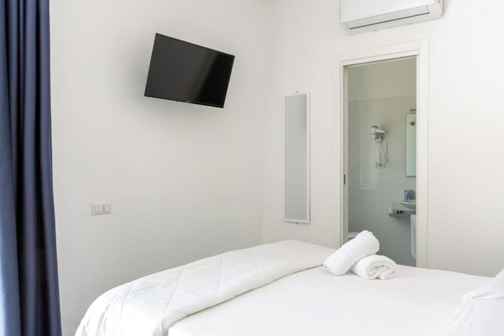 Room 28 of 49