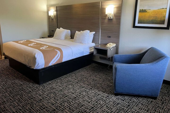1 King Bed (4 of 17)