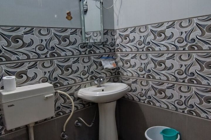 Room 5 of 9
