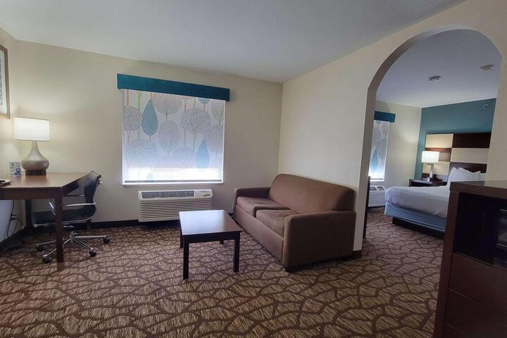 Suite 1 Queen Bed Sofa Bed Microwave and Refrigerator High Speed Internet Accessible Shower Only Full Breakfast (2 of 18)