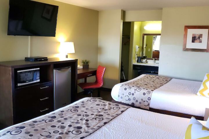 2 Queen Beds Flat Screen Television Microwave and Refrigerator High Speed Internet A (8 of 19)