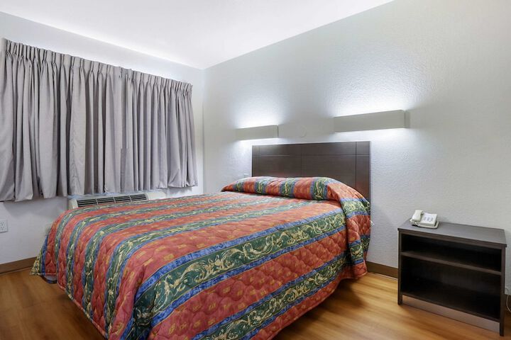 Queen Bed Accessible (7 of 14)