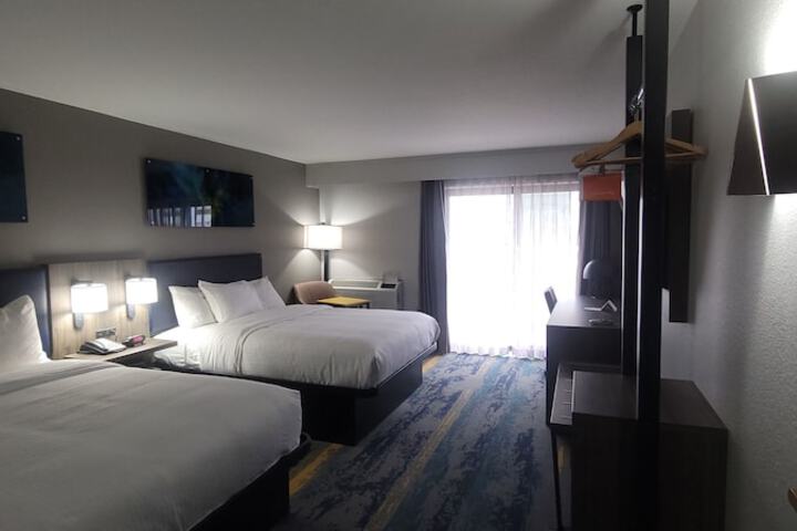 1 Queen Bed Accessible (16 of 24)