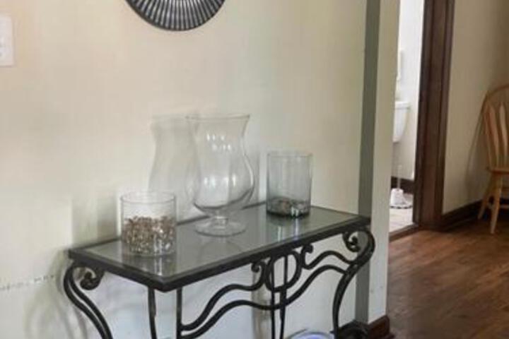 Clean Spacious Inexpensive Queen Br in Chicago, IL