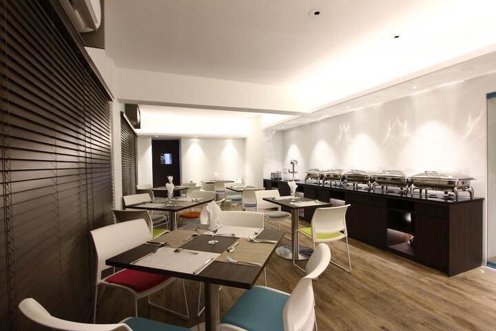 Dining 16 of 19