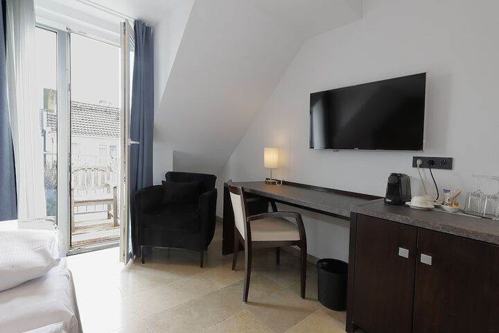 Room 13 of 28