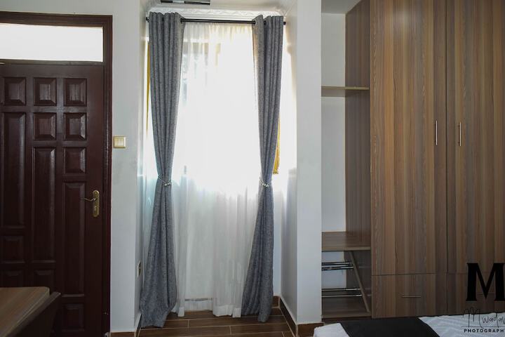 Room 4 of 9