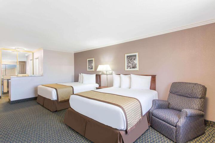 2 Queen Beds (8 of 9)
