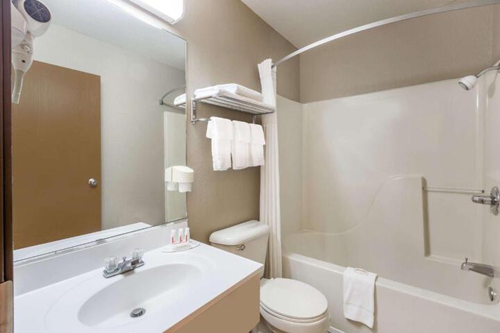 Double Accessible Queen Size Bed (5 of 6)