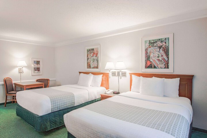 2 Queen Beds (2 of 8)