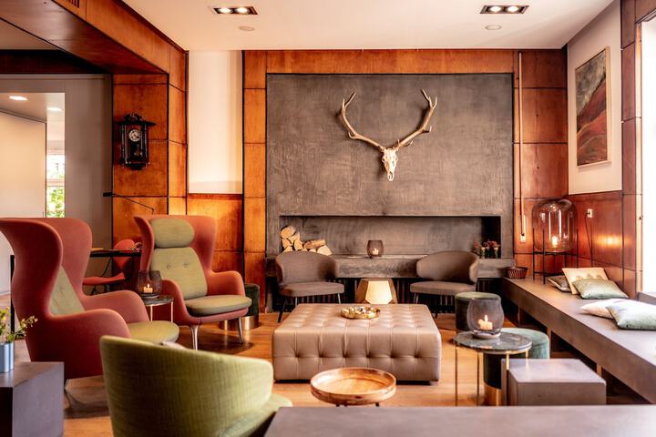 Lounge 72 of 76