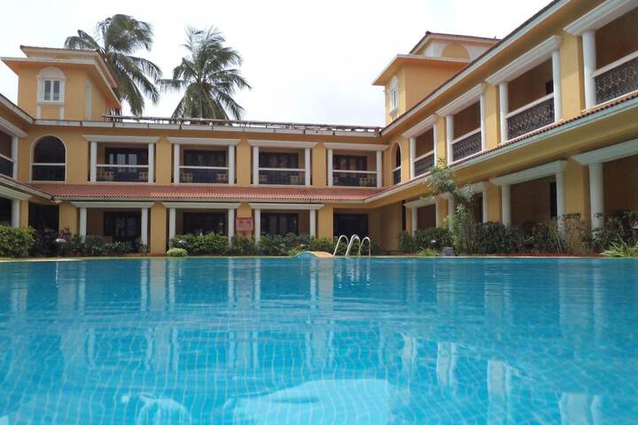 Hotel Pool