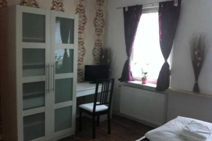 Room 6 of 13