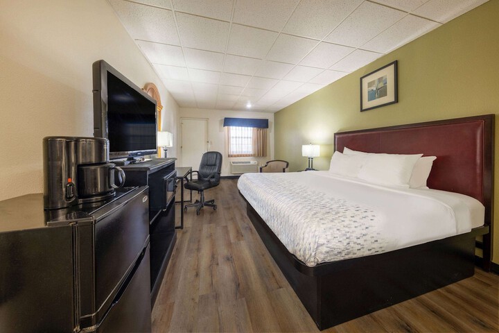 1 King Bed (2 of 6)