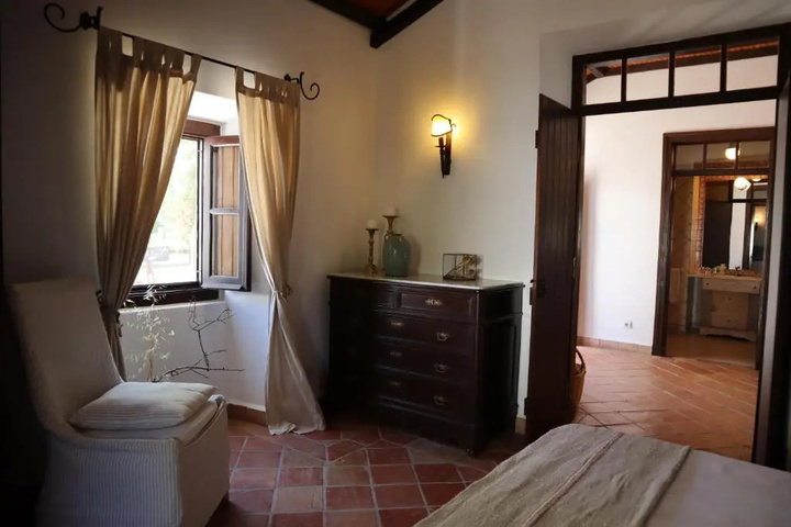 Room 4 of 24