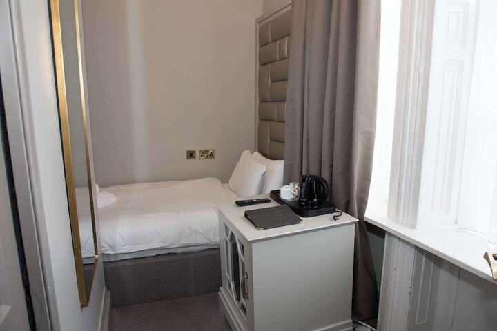 Room 16 of 136