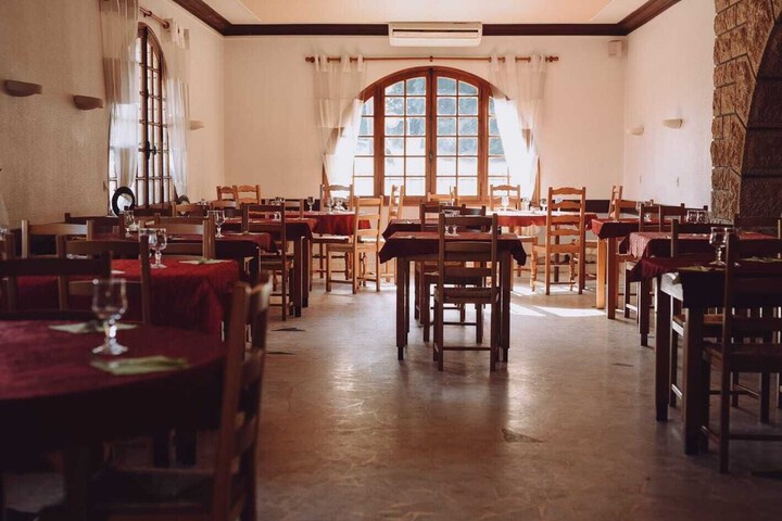 Dining 8 of 18
