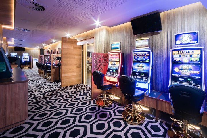 Lounge 76 of 103