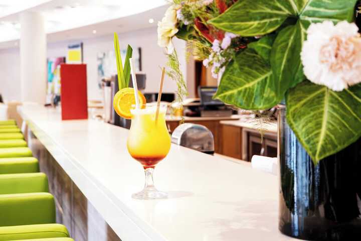 Lounge 98 of 147