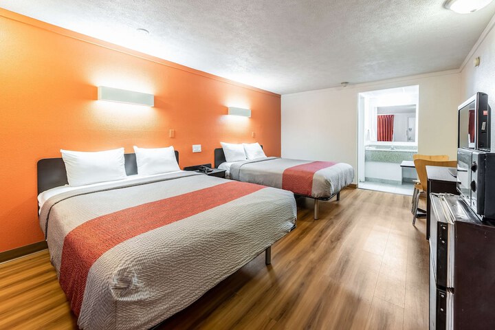 2 Queen Beds (2 of 4)