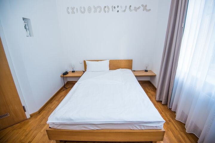 Room 8 of 28