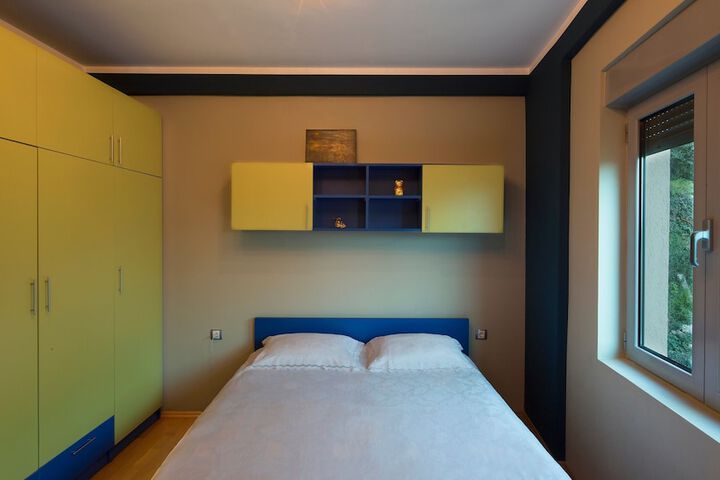 Room 18 of 132