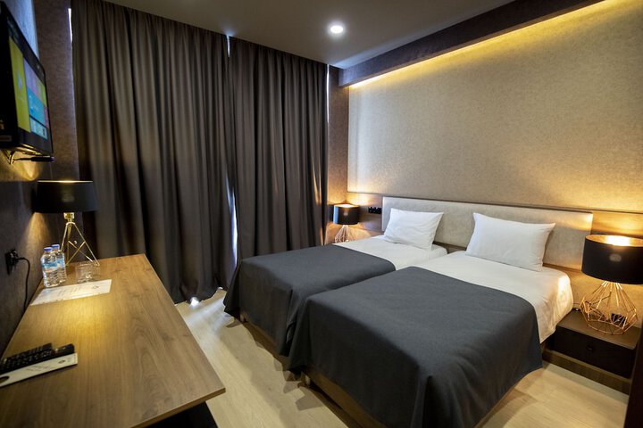 Room 10 of 14