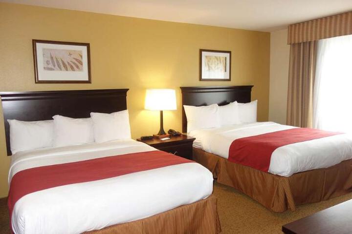 2 Queen Beds (2 of 3)