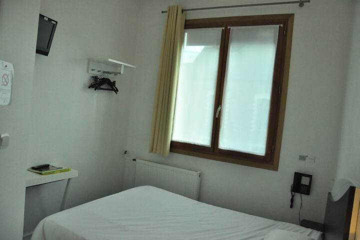 Room 10 of 98