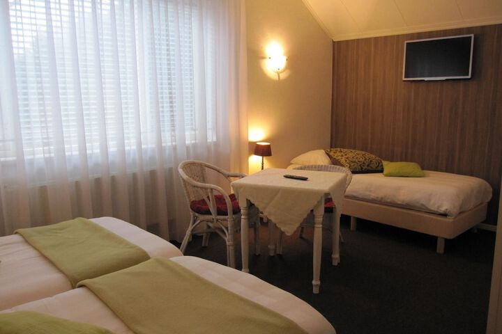 Room 5 of 11